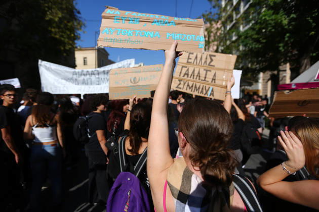 October 21, 2026, Athens, Attica, GREECE: Students, school pupils, teachers and university professors take part in a large education protest. Thousands of demonstrators march through the city center, carrying banners and chanting slogans during the mass mobilization. Athens GREECE - ZUMAx103 20261021_zip_x103_011 Copyright: xHarrisxXanthopoulosx
