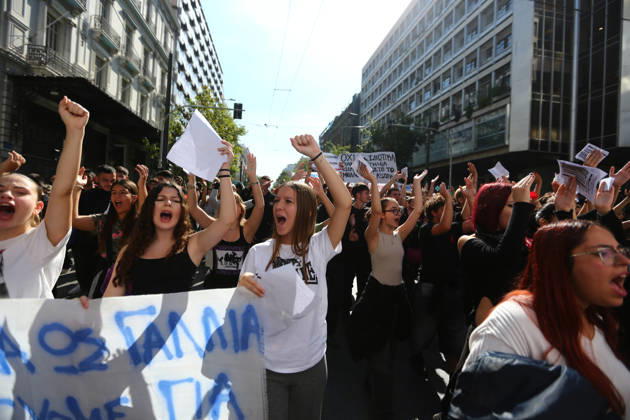 October 21, 2026, Athens, Attica, GREECE: Students, school pupils, teachers and university professors take part in a large education protest. Thousands of demonstrators march through the city center, carrying banners and chanting slogans during the mass mobilization. Athens GREECE - ZUMAx103 20261021_zip_x103_019 Copyright: xHarrisxXanthopoulosx