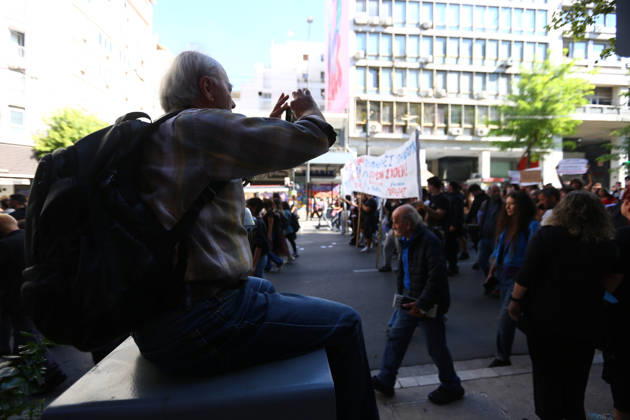 October 21, 2026, Athens, Attica, GREECE: Students, school pupils, teachers and university professors take part in a large education protest. Thousands of demonstrators march through the city center, carrying banners and chanting slogans during the mass mobilization. Athens GREECE - ZUMAx103 20261021_zip_x103_018 Copyright: xHarrisxXanthopoulosx