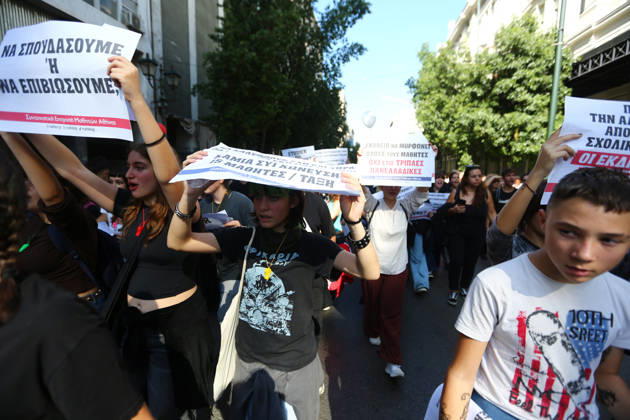 October 21, 2026, Athens, Attica, GREECE: Students, school pupils, teachers and university professors take part in a large education protest. Thousands of demonstrators march through the city center, carrying banners and chanting slogans during the mass mobilization. Athens GREECE - ZUMAx103 20261021_zip_x103_023 Copyright: xHarrisxXanthopoulosx