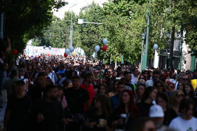 October 21, 2026, Athens, Attica, GREECE: Students, school pupils, teachers and university professors take part in a large education protest. Thousands of demonstrators march through the city center, carrying banners and chanting slogans during the mass mobilization. Athens GREECE - ZUMAx103 20261021_zip_x103_022 Copyright: xHarrisxXanthopoulosx