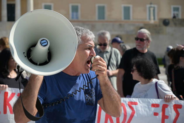 Students and teachers protest over education funding and living costs in Athens A teacher chants slogans using a megaphone outside the Greek Parliament during a demonstration by teachers and students demanding increased funding for public education and measures to address rising living costs. Athens Greece Copyright: xNicolasxKoutsokostasxNicolasxKoutsokostasx DSC_202610210437