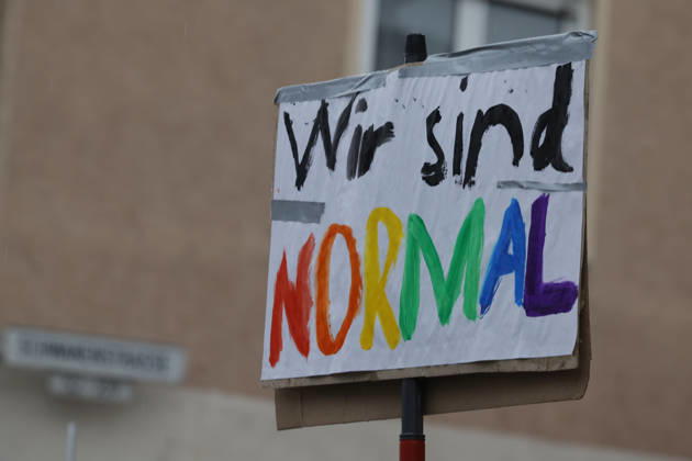 AfD Bürgerdialog 21.10.2026 Das Bündnis gegen Rechs ruft zur Gegendemonstration zum AfD Bürgerdialog der Hessischen AfD Landtagsfraktion mit den MdL Roman Bausch, Robert Lambrou und Bernd Erich Vohl in Darmstadt-Eberstadt Schwanenstraße Ernst-Ludwig-Saal auf - hier Schild Wir sind Normal in bunter Schrift Darmstadt Hessen Deutschland