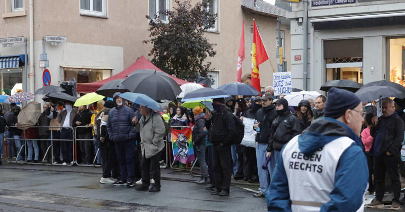 AfD Bürgerdialog 21.10.2026 Das Bündnis gegen Rechs ruft zur Gegendemonstration zum AfD Bürgerdialog der Hessischen AfD Landtagsfraktion mit den MdL Roman Bausch, Robert Lambrou und Bernd Erich Vohl in Darmstadt-Eberstadt Schwanenstraße Ernst-Ludwig-Saal auf - hier Gegendemonstranten ggü des Saales Darmstadt Hessen Deutschland