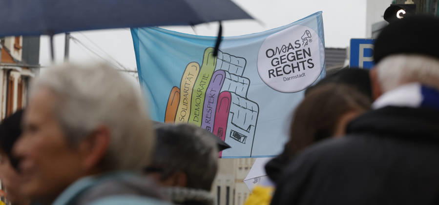 AfD Bürgerdialog 21.10.2026 Das Bündnis gegen Rechs ruft zur Gegendemonstration zum AfD Bürgerdialog der Hessischen AfD Landtagsfraktion mit den MdL Roman Bausch, Robert Lambrou und Bernd Erich Vohl in Darmstadt-Eberstadt Schwanenstraße Ernst-Ludwig-Saal auf - hier Plakat von Omas gegen Rechts Darmstadt Hessen Deutschland