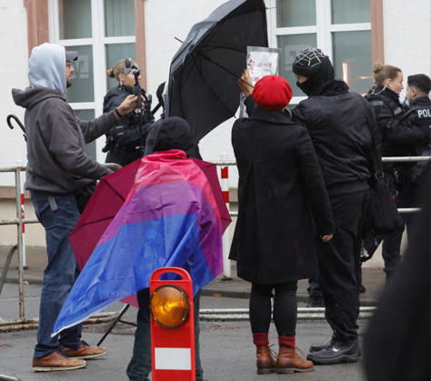 AfD Bürgerdialog 21.10.2026 Das Bündnis gegen Rechs ruft zur Gegendemonstration zum AfD Bürgerdialog der Hessischen AfD Landtagsfraktion mit den MdL Roman Bausch, Robert Lambrou und Bernd Erich Vohl in Darmstadt-Eberstadt Schwanenstraße Ernst-Ludwig-Saal auf - hier Protest einer Demonstrationsteilnehmerin gegen Videofilmer Darmstadt Hessen Deutschland