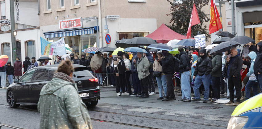 AfD Bürgerdialog 21.10.2026 Das Bündnis gegen Rechs ruft zur Gegendemonstration zum AfD Bürgerdialog der Hessischen AfD Landtagsfraktion mit den MdL Roman Bausch, Robert Lambrou und Bernd Erich Vohl in Darmstadt-Eberstadt Schwanenstraße Ernst-Ludwig-Saal auf - hier Gegendemonstranten ggü des Saales Darmstadt Hessen Deutschland