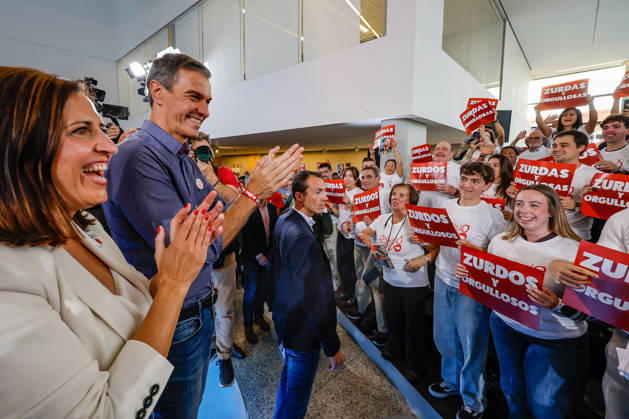 Sánchez Takes Part in a Pre-Campaign Event in Burgos PSOE Representative Esther Pena and Prime Minister Pedro Sánchez during a pre-campaign event at Fórum Evolución on October 21, 2026, in Burgos, Castile and León, Spain. This is Sánchez’s third visit to Castile and León since the election was called; the Socialist leader visited Ponferrada, León, last Sunday, October 11, for an event at La Térmica Cultural, and this Monday, the 19th, in Valladolid, he led an event at the Cúpula del Milenio on October 21, 2026, in Tomá, Burgos, Castile and León, Burgos, Castile and León, Spain Copyright: xTomasxAlonsox 7860003