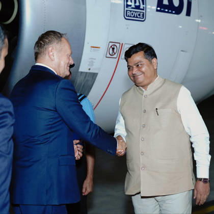 RECORD DATE NOT STATED Poland Prime Minister Donald Tusk arrives in New Delhi New Delhi, Oct 21 (ANI): Poland Prime Minister Donald Tusk receives a warm welcome from Union MoS Raj Bhushan Choudhary upon his arrival, in New Delhi on Wednesday. (@MEAIndia X ANI Photo) New Delhi Delhi India Copyright: xANIx ANI_20261021543