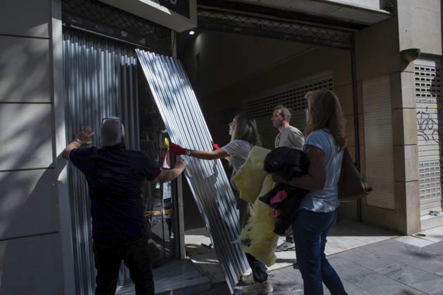 Athens Greece Living Costs Protest People install metal panels across shopfronts during a demonstration in Athens, Greece on October 21, 2026. Students and other demonstrators marched through central Athens to protest rising living costs and economic pressures. Organizers say the concerns raised by participants echo grievances voiced during recent demonstrations in France. Athens Attica Greece Copyright: xElvisxTakahashixMantellox