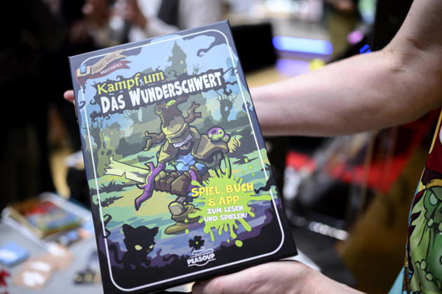 Das Spiel - Kampf um das Wunderschwert - von Peasoup, 3-in-1 Spiel, Gamebook, Brettspiel und interaktive App in einem, Neuheitenschau, am 21.10.2026 Messe SPIEL Essen vom 22.10 - 25.10.2026 in E s s e n Deutschland. Grugahalle