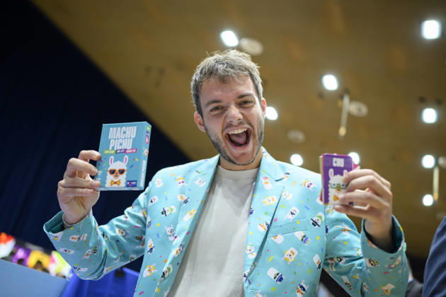 Ein Mitarbeiter im Lama Anzug zeigt das Partyspiel Machu Pichu, Spielkarten, Karten, Neuheitenschau, am 21.10.2026 Messe SPIEL Essen vom 22.10 - 25.10.2026 in E s s e n Deutschland. Grugahalle