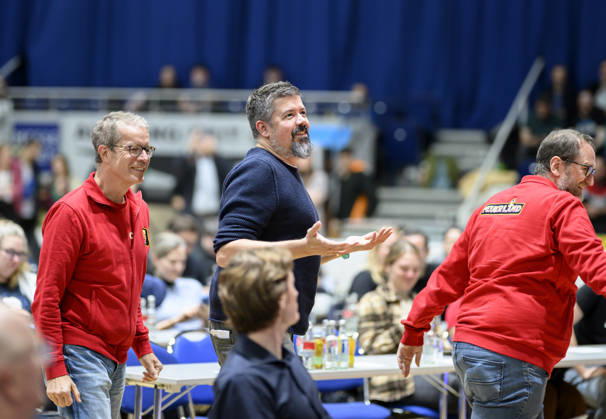 Sieger Spiel, 1.Platz Artengarten (Verlag: Feuerland, Autor: Mathias Wigge) mit dem Preis. (l-r) Christof Tisch (Verlag Feuerland, Grafikdesign), Autor Mathias Wigge, Stephan Rink (Verlag Feuerland,, Geschäftsführer) freuen sich nach der Verkündung. Preisverleihung Deutscher Spiele Preis, Pressekonferenz am 21.10.2026 Messe SPIEL Essen vom 22.10 - 25.10.2026 in E s s e n Deutschland. Grugahalle