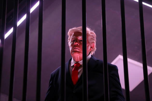 News Bilder des Tages Actor impersonating Trump placed behind symbolic bars in Tehran TEHRAN, IRAN - OCTOBER 21: (RESTRICTIONS: No Access Israel Media Persian Language TV Stations Outside Iran Strictly No Access BBC Persian VOA Persian Manoto TV Iran International TV) An actor impersonating U.S. President Donald Trump stands behind symbolic prison bars set up inside an interactive billboard frame at Tajrish Square in Tehran, Iran. The installation drew significant attention from passersby and caused notable traffic congestion in the area as onlookers gathered to take photos. Fatemeh Bahrami Anadolu Tehran Iran. Editorial use only. Please get in touch for any other usage.  Copyright: x2026xAnadoluxFatemehxBahramix