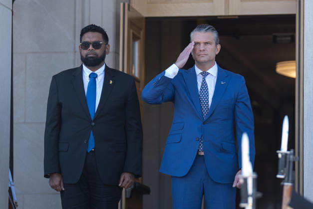 News Bilder des Tages Secretary Hegseth hosts Guyanese President Mohamed Irfaan Ali at Pentagon ARLINGTON, VA, UNITED STATES - OCTOBER 21: U.S. Secretary of Defense Pete Hegseth (R) welcomes Guyanese President Mohamed Irfaan Ali (L) during an enhanced honor cordon at the Pentagon in Arlington, Virginia, on October 21, 2026. Mehmet Eser Anadolu Virginia United States. Editorial use only. Please get in touch for any other usage.  Copyright: x2026xAnadoluxMehmetxEserx