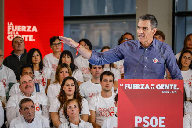 Sánchez Participates in a Pre-Campaign Event in Burgos Prime Minister Pedro Sánchez speaks during a PSOE pre-campaign event at Fórum Evolución on October 21, 2026, in Burgos, Castile and León, Spain. This is Sánchez’s third visit to Castile and León since the election was called; the Socialist leader visited Ponferrada, León, last Sunday, October 11, for an event at La Térmica Cultural, and this Monday, the 19th, in Valladolid, he led an event at the Cúpula del Milenio. October 21, 2026, Tomá, Burgos, Castile and León, Burgos, Castile and León, Spain Copyright: xTomasxAlonsox 7860100