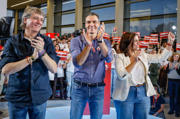 Sánchez Participates in a Pre-Campaign Event in Burgos I D The secretary-general of the Castile and León Socialists, Carlos Martínez; Prime Minister Pedro Sánchez; and PSOE Representative Esther Pena during a PSOE pre-campaign event at Fórum Evolución, on October 21, 2026, in Burgos, Castile and León, Spain. This marks Sánchez’s third visit to Castile and León since the elections were called, as the Socialist leader visited Ponferrada, León, last Sunday, October 11, for an event at La Térmica Cultural, and this Monday, the 19th, in Valladolid, he led an event at the Cúpula del Milenio. October 21, 2026, Tomá, Burgos, Castile and León, Burgos, Castile and León, Spain Copyright: xTomasxAlonsox 7860114