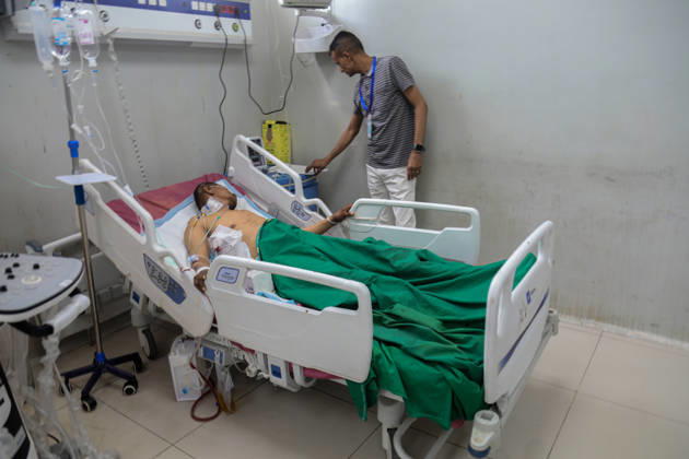 Healthcare crisis deepens in war-torn Yemeni city of Taiz TAIZ, YEMEN - OCTOBER 21: Wounded Yemeni civilians receive treatment under dire conditions at Al-Thawra Hospital, the city s largest public hospital, in Taiz, Yemen, on October 21, 2026. As intense clashes persist between Yemeni government forces and Iran-backed Houthi rebels for control of the strategically located province, healthcare facilities face severe disruption due to critical fuel shortages while thousands of displaced and conflict-affected families struggle to survive. Hamza Mustafa Anadolu Taiz Yemen. Editorial use only. Please get in touch for any other usage.  Copyright: x2026xAnadoluxHamzaxMustafax