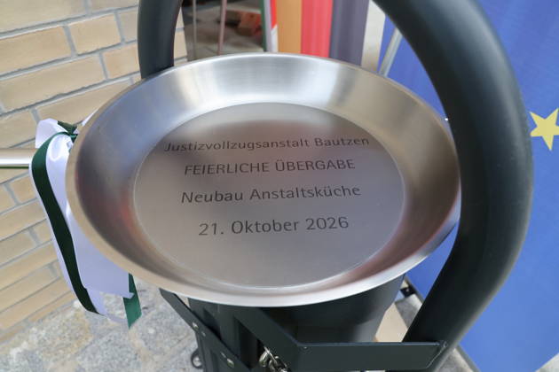 Die Niederlassung Bautzen des Staatsbetriebes Sächsisches Immobilien- und Baumanagement (SIB) hat heute den Neubau der Anstaltsküche in der Justizvollzugsanstalt Bautzen feierlich übergeben. Die bisherige Anstaltsküche war technisch veraltet und genügte nicht mehr den heutigen Anforderungen. Seit 2022 entstand ein moderner dreistöckiger Neubau mit rund 1.400 Quadratmetern Nutzfläche. Er ermöglicht optimale Arbeitsabläufe für Gefangene und Bedienstete bei der Essenszubereitung. Bautzen, 21.10.2026 Copyright: xMatthiasxWehnertx