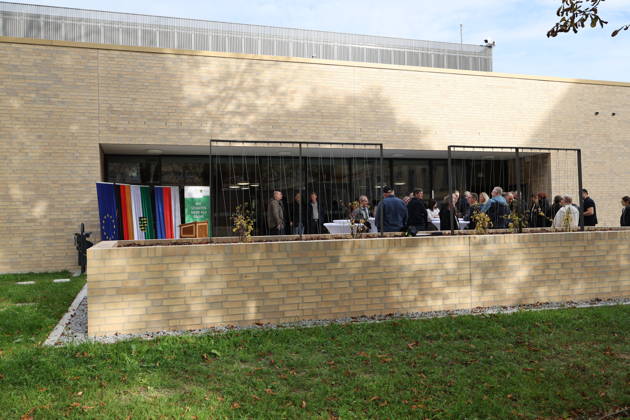 Die Niederlassung Bautzen des Staatsbetriebes Sächsisches Immobilien- und Baumanagement (SIB) hat heute den Neubau der Anstaltsküche in der Justizvollzugsanstalt Bautzen feierlich übergeben. Die bisherige Anstaltsküche war technisch veraltet und genügte nicht mehr den heutigen Anforderungen. Seit 2022 entstand ein moderner dreistöckiger Neubau mit rund 1.400 Quadratmetern Nutzfläche. Er ermöglicht optimale Arbeitsabläufe für Gefangene und Bedienstete bei der Essenszubereitung. Bautzen, 21.10.2026 Copyright: xMatthiasxWehnertx