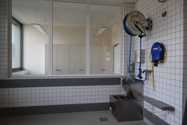 Die Niederlassung Bautzen des Staatsbetriebes Sächsisches Immobilien- und Baumanagement (SIB) hat heute den Neubau der Anstaltsküche in der Justizvollzugsanstalt Bautzen feierlich übergeben. Die bisherige Anstaltsküche war technisch veraltet und genügte nicht mehr den heutigen Anforderungen. Seit 2022 entstand ein moderner dreistöckiger Neubau mit rund 1.400 Quadratmetern Nutzfläche. Er ermöglicht optimale Arbeitsabläufe für Gefangene und Bedienstete bei der Essenszubereitung. Bautzen, 21.10.2026 Copyright: xMatthiasxWehnertx