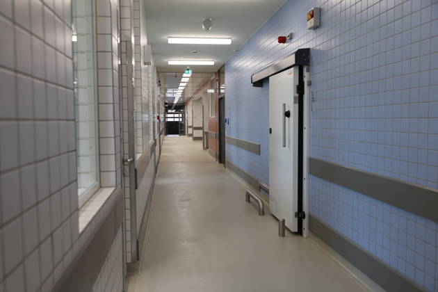 Die Niederlassung Bautzen des Staatsbetriebes Sächsisches Immobilien- und Baumanagement (SIB) hat heute den Neubau der Anstaltsküche in der Justizvollzugsanstalt Bautzen feierlich übergeben. Die bisherige Anstaltsküche war technisch veraltet und genügte nicht mehr den heutigen Anforderungen. Seit 2022 entstand ein moderner dreistöckiger Neubau mit rund 1.400 Quadratmetern Nutzfläche. Er ermöglicht optimale Arbeitsabläufe für Gefangene und Bedienstete bei der Essenszubereitung. Bautzen, 21.10.2026 Copyright: xMatthiasxWehnertx