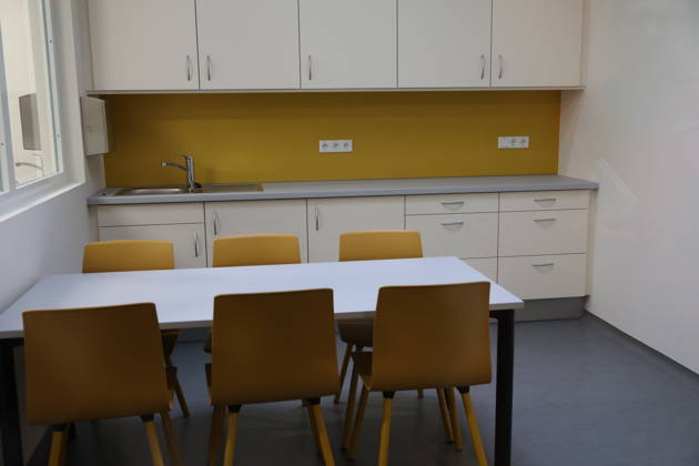 Die Niederlassung Bautzen des Staatsbetriebes Sächsisches Immobilien- und Baumanagement (SIB) hat heute den Neubau der Anstaltsküche in der Justizvollzugsanstalt Bautzen feierlich übergeben. Die bisherige Anstaltsküche war technisch veraltet und genügte nicht mehr den heutigen Anforderungen. Seit 2022 entstand ein moderner dreistöckiger Neubau mit rund 1.400 Quadratmetern Nutzfläche. Er ermöglicht optimale Arbeitsabläufe für Gefangene und Bedienstete bei der Essenszubereitung. Bautzen, 21.10.2026 Copyright: xMatthiasxWehnertx