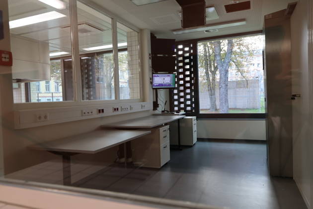 Die Niederlassung Bautzen des Staatsbetriebes Sächsisches Immobilien- und Baumanagement (SIB) hat heute den Neubau der Anstaltsküche in der Justizvollzugsanstalt Bautzen feierlich übergeben. Die bisherige Anstaltsküche war technisch veraltet und genügte nicht mehr den heutigen Anforderungen. Seit 2022 entstand ein moderner dreistöckiger Neubau mit rund 1.400 Quadratmetern Nutzfläche. Er ermöglicht optimale Arbeitsabläufe für Gefangene und Bedienstete bei der Essenszubereitung. Bautzen, 21.10.2026 Copyright: xMatthiasxWehnertx