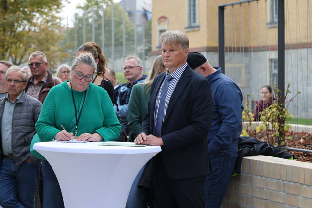 Oliver Schmidt, Leitender Regierungsdirektor und Anstaltsleiter der JVA Bautzen. Die Niederlassung Bautzen des Staatsbetriebes Sächsisches Immobilien- und Baumanagement (SIB) hat heute den Neubau der Anstaltsküche in der Justizvollzugsanstalt Bautzen feierlich übergeben. Die bisherige Anstaltsküche war technisch veraltet und genügte nicht mehr den heutigen Anforderungen. Seit 2022 entstand ein moderner dreistöckiger Neubau mit rund 1.400 Quadratmetern Nutzfläche. Er ermöglicht optimale Arbeitsabläufe für Gefangene und Bedienstete bei der Essenszubereitung. Bautzen, 21.10.2026 Copyright: xMatthiasxWehnertx