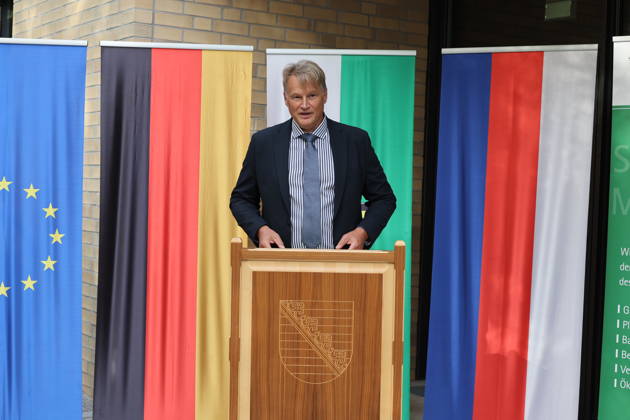 Oliver Schmidt, Leitender Regierungsdirektor und Anstaltsleiter der JVA Bautzen. Die Niederlassung Bautzen des Staatsbetriebes Sächsisches Immobilien- und Baumanagement (SIB) hat heute den Neubau der Anstaltsküche in der Justizvollzugsanstalt Bautzen feierlich übergeben. Die bisherige Anstaltsküche war technisch veraltet und genügte nicht mehr den heutigen Anforderungen. Seit 2022 entstand ein moderner dreistöckiger Neubau mit rund 1.400 Quadratmetern Nutzfläche. Er ermöglicht optimale Arbeitsabläufe für Gefangene und Bedienstete bei der Essenszubereitung. Bautzen, 21.10.2026 Copyright: xMatthiasxWehnertx