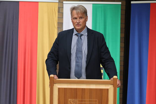 Oliver Schmidt, Leitender Regierungsdirektor und Anstaltsleiter der JVA Bautzen. Die Niederlassung Bautzen des Staatsbetriebes Sächsisches Immobilien- und Baumanagement (SIB) hat heute den Neubau der Anstaltsküche in der Justizvollzugsanstalt Bautzen feierlich übergeben. Die bisherige Anstaltsküche war technisch veraltet und genügte nicht mehr den heutigen Anforderungen. Seit 2022 entstand ein moderner dreistöckiger Neubau mit rund 1.400 Quadratmetern Nutzfläche. Er ermöglicht optimale Arbeitsabläufe für Gefangene und Bedienstete bei der Essenszubereitung. Bautzen, 21.10.2026 Copyright: xMatthiasxWehnertx
