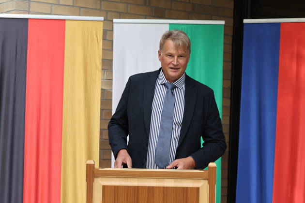 Oliver Schmidt, Leitender Regierungsdirektor und Anstaltsleiter der JVA Bautzen. Die Niederlassung Bautzen des Staatsbetriebes Sächsisches Immobilien- und Baumanagement (SIB) hat heute den Neubau der Anstaltsküche in der Justizvollzugsanstalt Bautzen feierlich übergeben. Die bisherige Anstaltsküche war technisch veraltet und genügte nicht mehr den heutigen Anforderungen. Seit 2022 entstand ein moderner dreistöckiger Neubau mit rund 1.400 Quadratmetern Nutzfläche. Er ermöglicht optimale Arbeitsabläufe für Gefangene und Bedienstete bei der Essenszubereitung. Bautzen, 21.10.2026 Copyright: xMatthiasxWehnertx