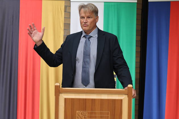 Oliver Schmidt, Leitender Regierungsdirektor und Anstaltsleiter der JVA Bautzen. Die Niederlassung Bautzen des Staatsbetriebes Sächsisches Immobilien- und Baumanagement (SIB) hat heute den Neubau der Anstaltsküche in der Justizvollzugsanstalt Bautzen feierlich übergeben. Die bisherige Anstaltsküche war technisch veraltet und genügte nicht mehr den heutigen Anforderungen. Seit 2022 entstand ein moderner dreistöckiger Neubau mit rund 1.400 Quadratmetern Nutzfläche. Er ermöglicht optimale Arbeitsabläufe für Gefangene und Bedienstete bei der Essenszubereitung. Bautzen, 21.10.2026 Copyright: xMatthiasxWehnertx