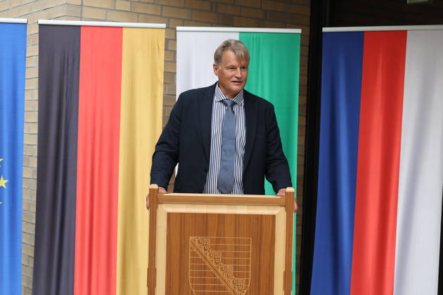 Oliver Schmidt, Leitender Regierungsdirektor und Anstaltsleiter der JVA Bautzen. Die Niederlassung Bautzen des Staatsbetriebes Sächsisches Immobilien- und Baumanagement (SIB) hat heute den Neubau der Anstaltsküche in der Justizvollzugsanstalt Bautzen feierlich übergeben. Die bisherige Anstaltsküche war technisch veraltet und genügte nicht mehr den heutigen Anforderungen. Seit 2022 entstand ein moderner dreistöckiger Neubau mit rund 1.400 Quadratmetern Nutzfläche. Er ermöglicht optimale Arbeitsabläufe für Gefangene und Bedienstete bei der Essenszubereitung. Bautzen, 21.10.2026 Copyright: xMatthiasxWehnertx