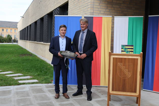 Jaroslaw Golaszewski, Niederlassungsleiter des Staatsbetriebs Sächsisches Immobilien- und Baumanagement Niederlassung Bautzen und Oliver Schmidt, Leitender Regierungsdirektor und Anstaltsleiter der JVA Bautzen. Die Niederlassung Bautzen des Staatsbetriebes Sächsisches Immobilien- und Baumanagement (SIB) hat heute den Neubau der Anstaltsküche in der Justizvollzugsanstalt Bautzen feierlich übergeben. Die bisherige Anstaltsküche war technisch veraltet und genügte nicht mehr den heutigen Anforderungen. Seit 2022 entstand ein moderner dreistöckiger Neubau mit rund 1.400 Quadratmetern Nutzfläche. Er ermöglicht optimale Arbeitsabläufe für Gefangene und Bedienstete bei der Essenszubereitung. Bautzen, 21.10.2026 Copyright: xMatthiasxWehnertx