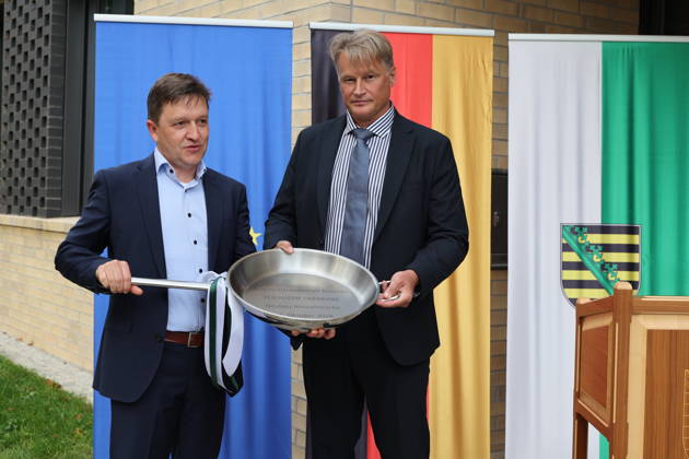 News Bilder des Tages Jaroslaw Golaszewski, Niederlassungsleiter des Staatsbetriebs Sächsisches Immobilien- und Baumanagement Niederlassung Bautzen und Oliver Schmidt, Leitender Regierungsdirektor und Anstaltsleiter der JVA Bautzen. Die Niederlassung Bautzen des Staatsbetriebes Sächsisches Immobilien- und Baumanagement (SIB) hat heute den Neubau der Anstaltsküche in der Justizvollzugsanstalt Bautzen feierlich übergeben. Die bisherige Anstaltsküche war technisch veraltet und genügte nicht mehr den heutigen Anforderungen. Seit 2022 entstand ein moderner dreistöckiger Neubau mit rund 1.400 Quadratmetern Nutzfläche. Er ermöglicht optimale Arbeitsabläufe für Gefangene und Bedienstete bei der Essenszubereitung. Bautzen, 21.10.2026 Copyright: xMatthiasxWehnertx