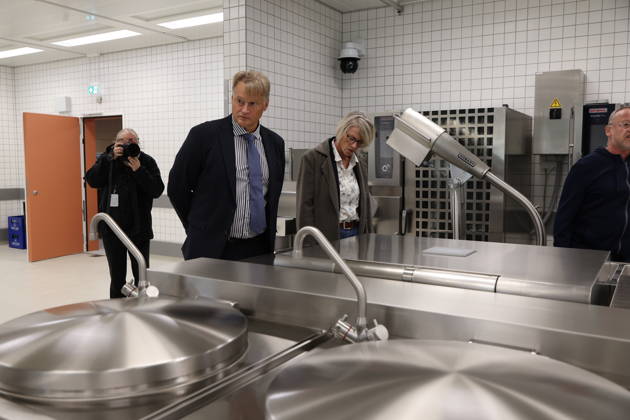 Oliver Schmidt, Leitender Regierungsdirektor und Anstaltsleiter der JVA Bautzen. Die Niederlassung Bautzen des Staatsbetriebes Sächsisches Immobilien- und Baumanagement (SIB) hat heute den Neubau der Anstaltsküche in der Justizvollzugsanstalt Bautzen feierlich übergeben. Die bisherige Anstaltsküche war technisch veraltet und genügte nicht mehr den heutigen Anforderungen. Seit 2022 entstand ein moderner dreistöckiger Neubau mit rund 1.400 Quadratmetern Nutzfläche. Er ermöglicht optimale Arbeitsabläufe für Gefangene und Bedienstete bei der Essenszubereitung. Bautzen, 21.10.2026 Copyright: xMatthiasxWehnertx