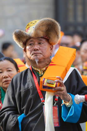 October 21, 2026, Dharamshala, Himachal Pradesh, India: Exiled Tibetan standing in a queue with ceremonial offerings for Tibetan Spiritual leader the Dalai Lama during a Long Life Prayer offered to him by TIPA, Norbulingka Institute and Nepal Tibetan Lhamo Association at Tsuglakhang Temple, Mcleodganj, Dharamshala on Wednesday. Dharamshala India - ZUMAb235 20261021_zip_b235_038 Copyright: xShaileshxBhatnagarx