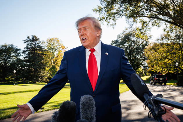 News Bilder des Tages #2 President Donald Trump speaks with reporters before departing from the South Lawn of the White House on October 21, 2026 in Washington, D.C. Trump is heading to Pendleton, South Carolina where he will be speaking at a midterm campaign rally for Republican Senator Darline Graham, sister of the late Senator Lindsey Graham.  WASP20261021527 SamuelxCorum