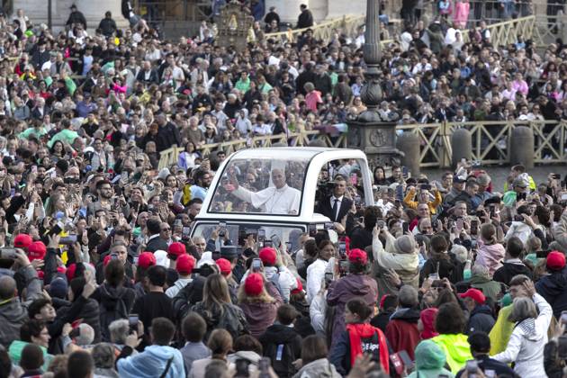October 21, 2026, Vatican City, Vatican: Pope Leo XIV waves as he arrives for his weekly general audience in St. Peter s square at the Vatican.Pope Leo XIV during Weekly General Audience in Vatican City Vatican City Vatican - ZUMAs197 20261021_aaa_s197_279 Copyright: xMariaxGraziaxPicciarellax