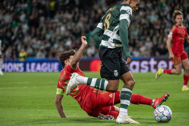 October 21, 2026, Lisbon, Lisbon, Portugal: Sporting CP midfielder JOAO SIMOES takes the ball past a sliding challenge from a LASK player during their UEFA Champions League league phase matchday three match at Estadio Jose Alvalade in Lisbon, Portugal, on October 21, 2026. Lisbon Portugal - ZUMAr238 20261021_zip_r238_026 Copyright: xRicardoxRochax