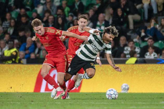 October 21, 2026, Lisbon, Lisbon, Portugal: Sporting CP midfielder MAXIMILIANO ARAUJO drives forward with the ball under pressure from LASK opponents during the UEFA Champions League league phase matchday three match at Estadio Jose Alvalade in Lisbon, Portugal, on October 21, 2026. Lisbon Portugal - ZUMAr238 20261021_zip_r238_030 Copyright: xRicardoxRochax