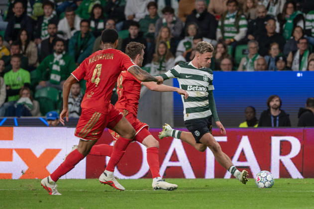 October 21, 2026, Lisbon, Lisbon, Portugal: Sporting CP forward JESSE DERRY drives forward with the ball under pressure from LASK defenders during the UEFA Champions League league phase matchday three game at Estadio Jose Alvalade in Lisbon, Portugal, on October 21, 2026. Lisbon Portugal - ZUMAr238 20261021_zip_r238_032 Copyright: xRicardoxRochax