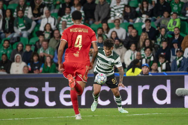 October 21, 2026, Lisbon, Lisbon, Portugal: Sporting CP forward LUIS SUAREZ controls the ball as a LASK defender closes him down during their UEFA Champions League league phase matchday three match at Estadio Jose Alvalade in Lisbon, Portugal, on October 21, 2026. Lisbon Portugal - ZUMAr238 20261021_zip_r238_037 Copyright: xRicardoxRochax