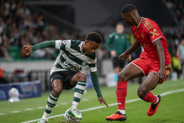 October 21, 2026, Lisbon, Lisbon, Portugal: Sporting CP forward GENY CATAMO controls the ball under pressure from LASK defender YVAN DIBANGO during their UEFA Champions League league phase matchday three match at Estadio Jose Alvalade in Lisbon, Portugal, on October 21, 2026. Lisbon Portugal - ZUMAr238 20261021_zip_r238_040 Copyright: xRicardoxRochax