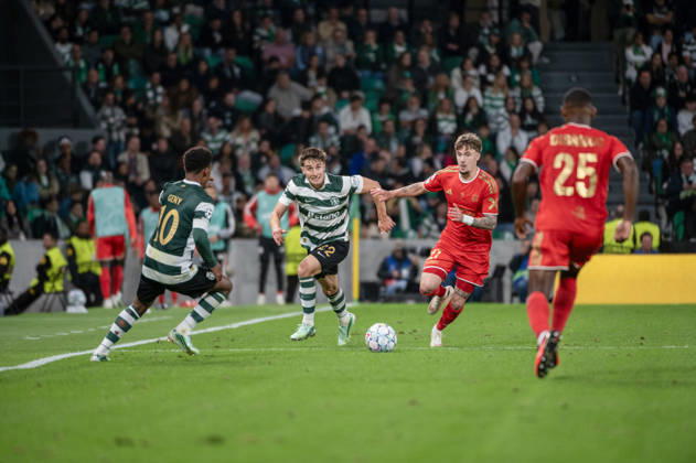 October 21, 2026, Lisbon, Lisbon, Portugal: Sporting CP defender IVAN FRESNEDA chases the ball under pressure from a LASK opponent during their UEFA Champions League league phase matchday three fixture at Estadio Jose Alvalade in Lisbon, Portugal, on October 21, 2026. Lisbon Portugal - ZUMAr238 20261021_zip_r238_047 Copyright: xRicardoxRochax