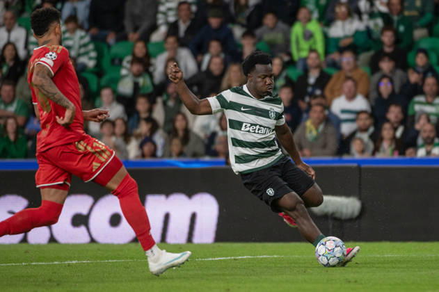 October 21, 2026, Lisbon, Lisbon, Portugal: Sporting CP forward NESTORY IRANKUNDA strikes the ball as a LASK opponent closes in during their UEFA Champions League league phase matchday three fixture at Estadio Jose Alvalade in Lisbon, Portugal, on October 21, 2026. Lisbon Portugal - ZUMAr238 20261021_zip_r238_056 Copyright: xRicardoxRochax