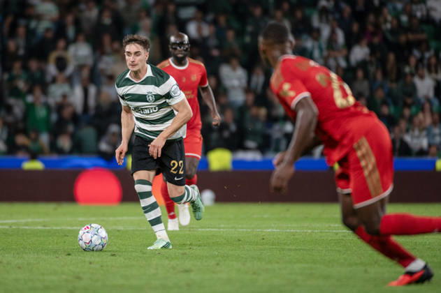 October 21, 2026, Lisbon, Lisbon, Portugal: Sporting CP defender IVAN FRESNEDA runs with the ball as LASK players close in during their UEFA Champions League league phase matchday three match at Estadio Jose Alvalade in Lisbon, Portugal, on October 21, 2026. Lisbon Portugal - ZUMAr238 20261021_zip_r238_058 Copyright: xRicardoxRochax