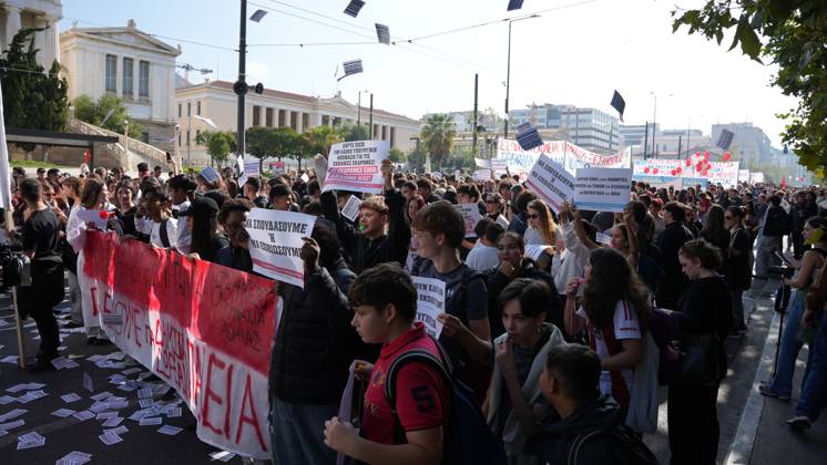 Athens Students And Teachers Protest ATHENS, GREECE, OCTOBER 21, 2026: Students and educators march through central Athens towards the Greek Parliament during nationwide education protests and teachers™ strike action. Demonstrators demand increased public education funding, improved school facilities, smaller classes and higher teachers™ salaries, while opposing education privatisation. Athens Greece Copyright: x xVedatxYelerx xJNAxPressx