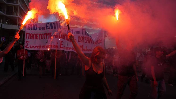 Athens Students And Teachers Protest ATHENS, GREECE, OCTOBER 21, 2026: Students and educators march through central Athens towards the Greek Parliament during nationwide education protests and teachers™ strike action. Demonstrators demand increased public education funding, improved school facilities, smaller classes and higher teachers™ salaries, while opposing education privatisation. Athens Greece Copyright: x xVedatxYelerx xJNAxPressx